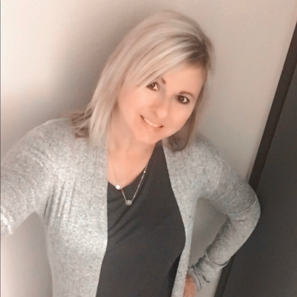 💛Meet your seller Shari. Welcome to my closet!! - Picture 4 of 8